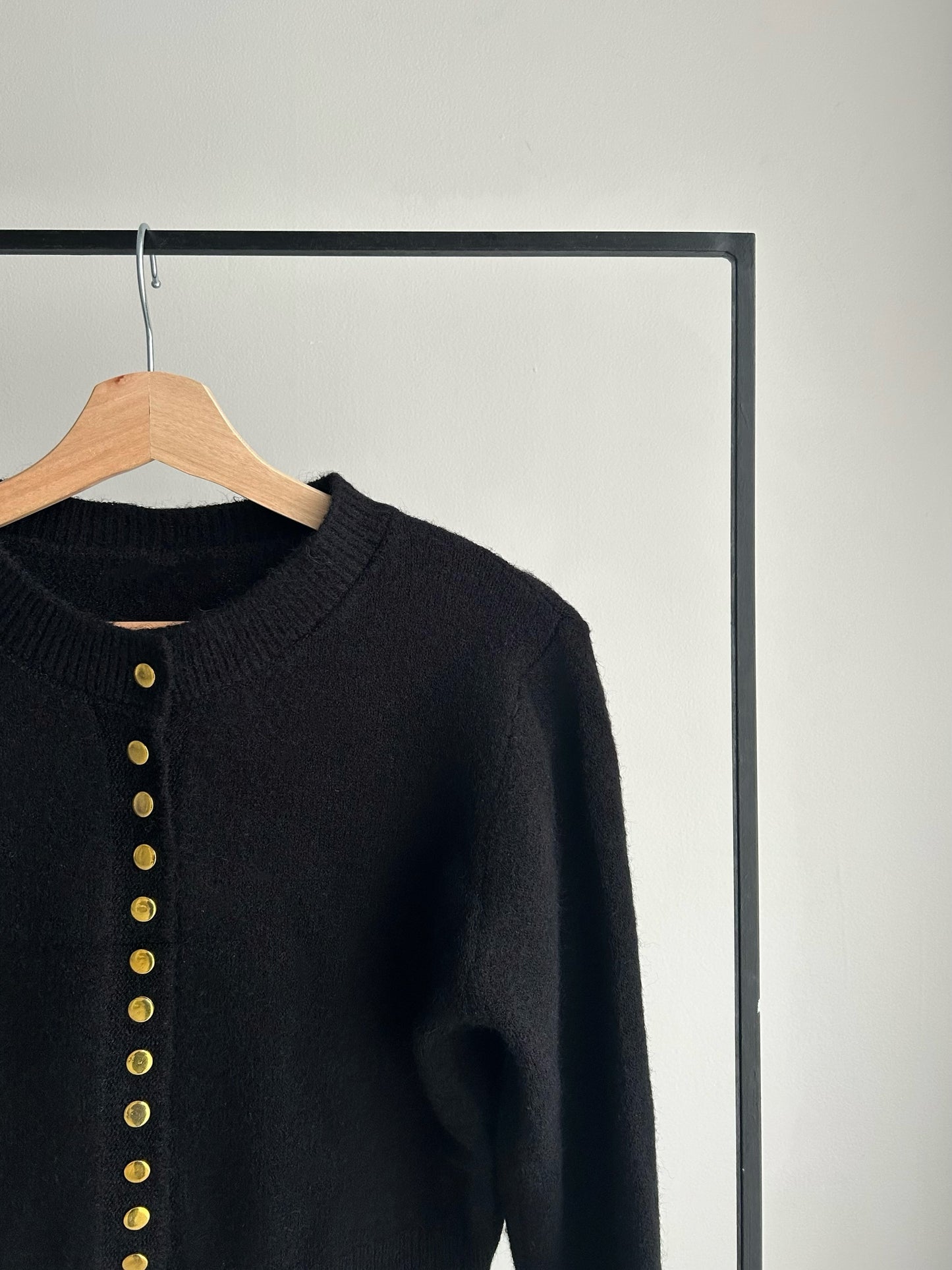 ウエストオープンゴールドボタンカーディガン/ブラック