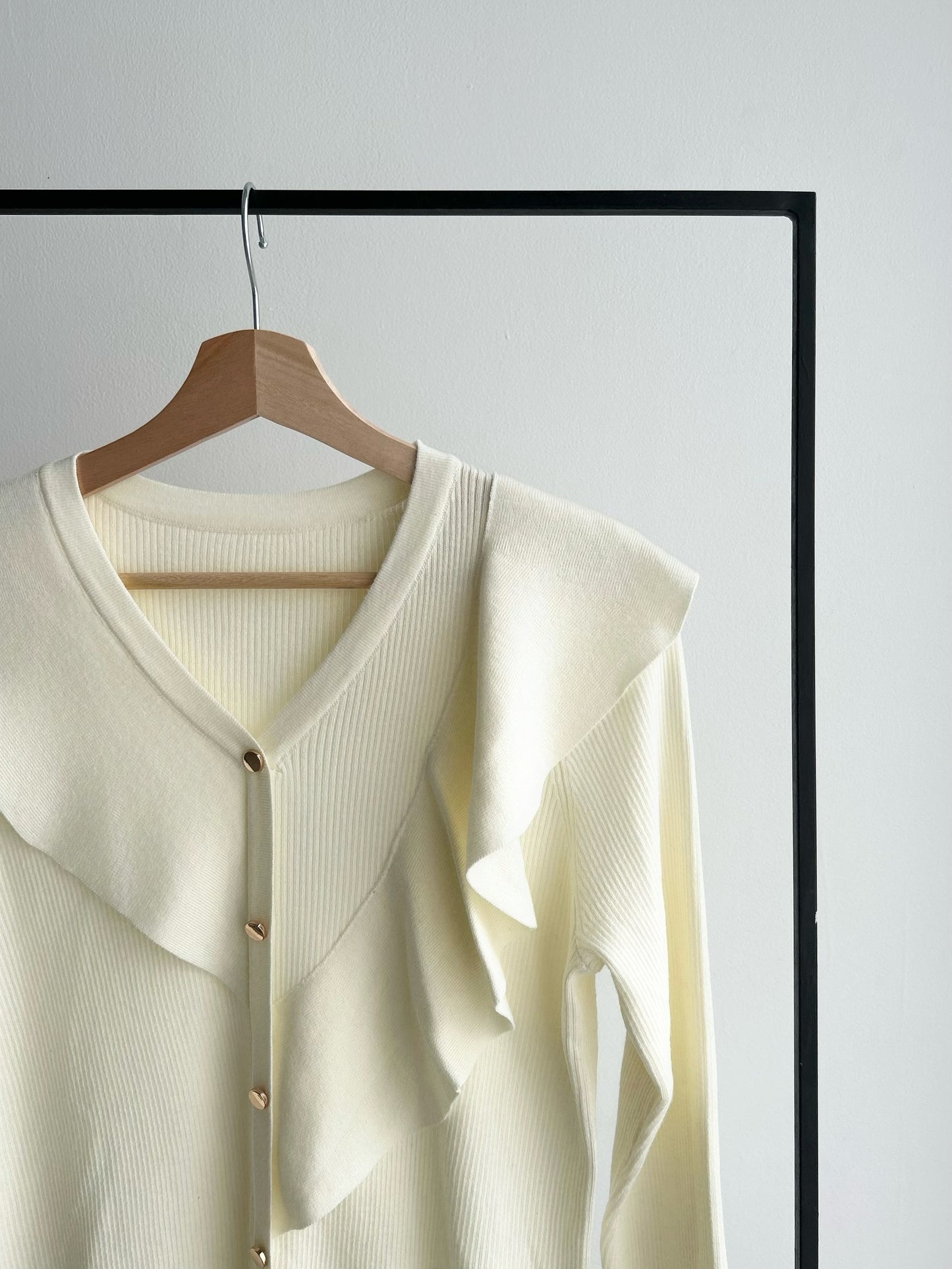 【再販】ゴールドボタンフリルデザインカーディガン/アイボリー